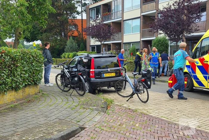Fietsers botsen op elkaar, één naar ziekenhuis