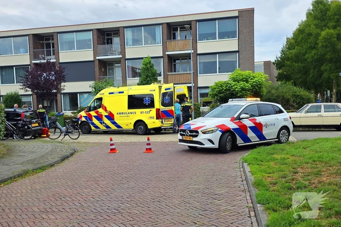 Fietsers botsen op elkaar, één naar ziekenhuis