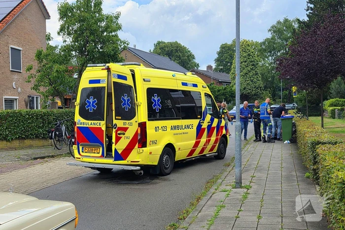 Fietsers botsen op elkaar, één naar ziekenhuis