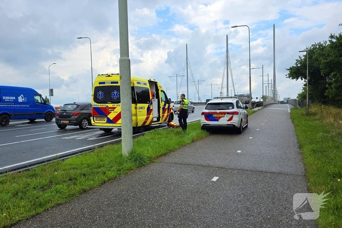 Fietsers botsen op elkaar, één naar ziekenhuis