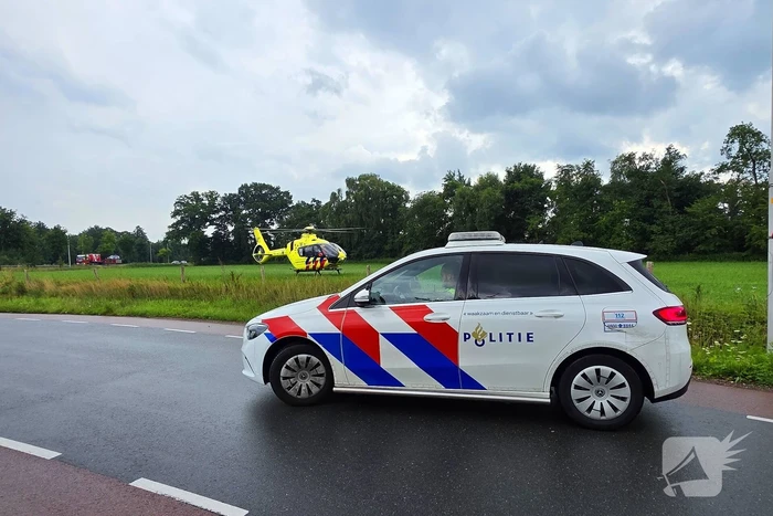 Fietsers botsen op elkaar, één naar ziekenhuis