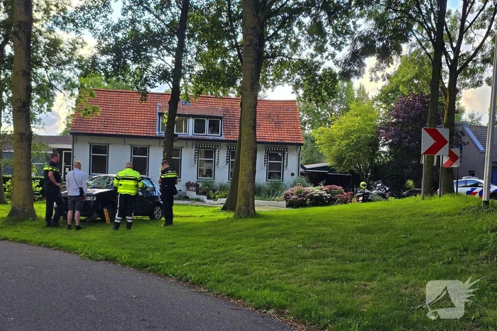 Automobilist vliegt uit de bocht