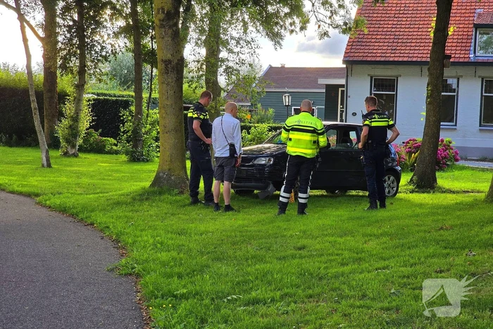 Automobilist vliegt uit de bocht