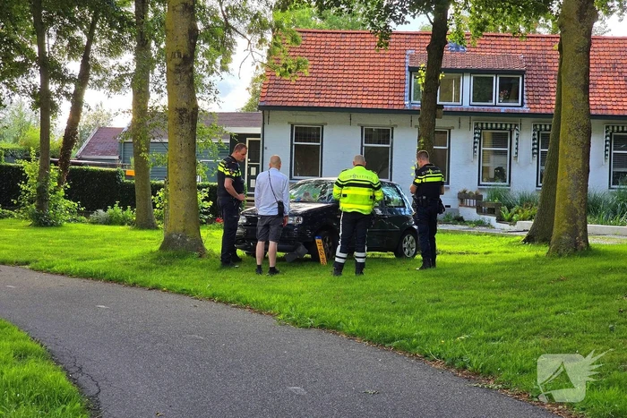 Automobilist vliegt uit de bocht