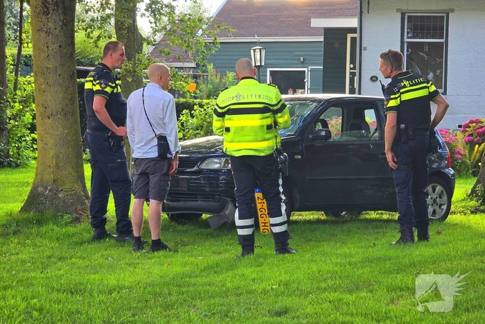 Automobilist vliegt uit de bocht