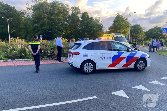 Fietser op rotonde aangereden door automobilist