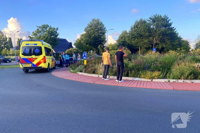 Fietser op rotonde aangereden door automobilist