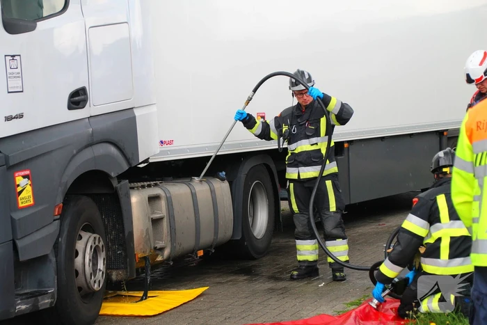 Tankbreuk vrachtwagen veroorzaakt lekkage