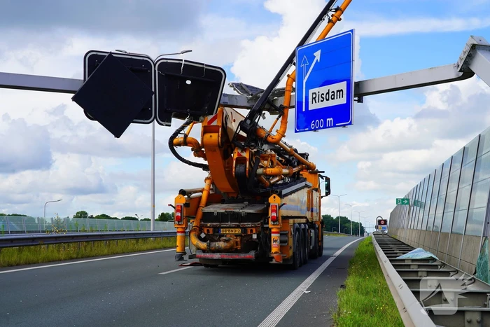 Vrachtwagen ramt matrixborden