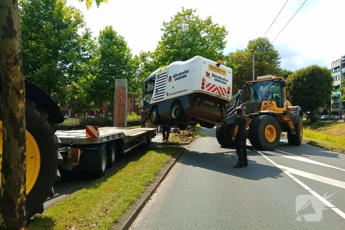 Veegwagen botst op boom