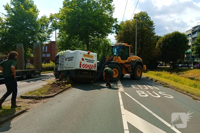 Veegwagen botst op boom