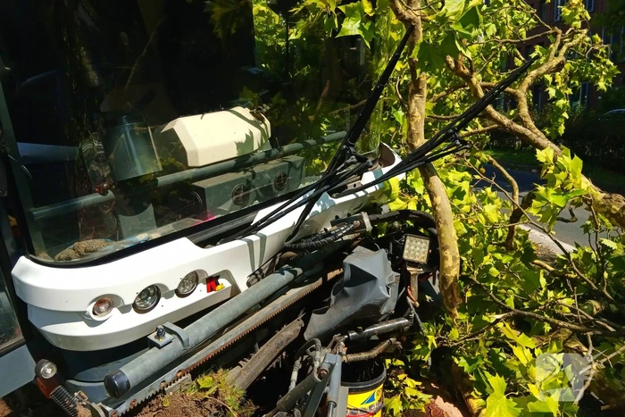 Veegwagen botst op boom
