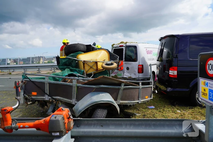 Meerdere auto's in botsing met aanhanger