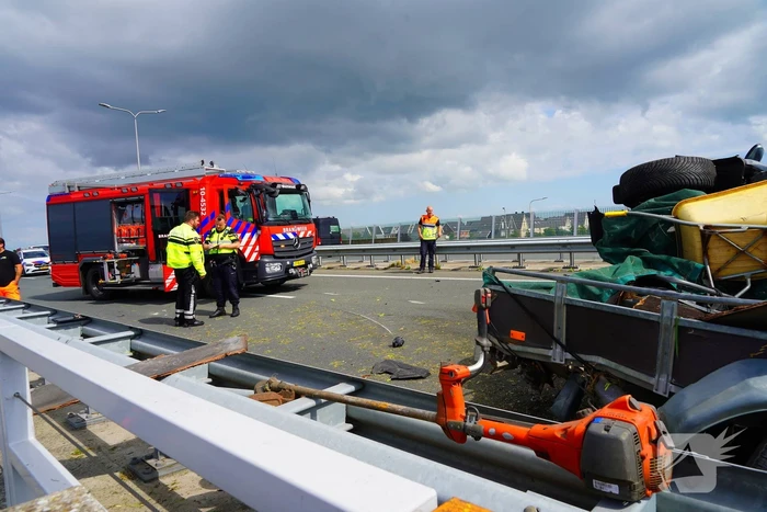 Meerdere auto's in botsing met aanhanger