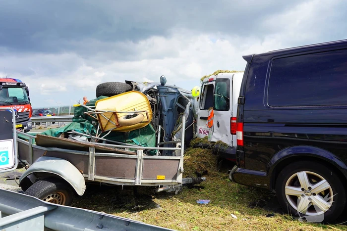Meerdere auto's in botsing met aanhanger