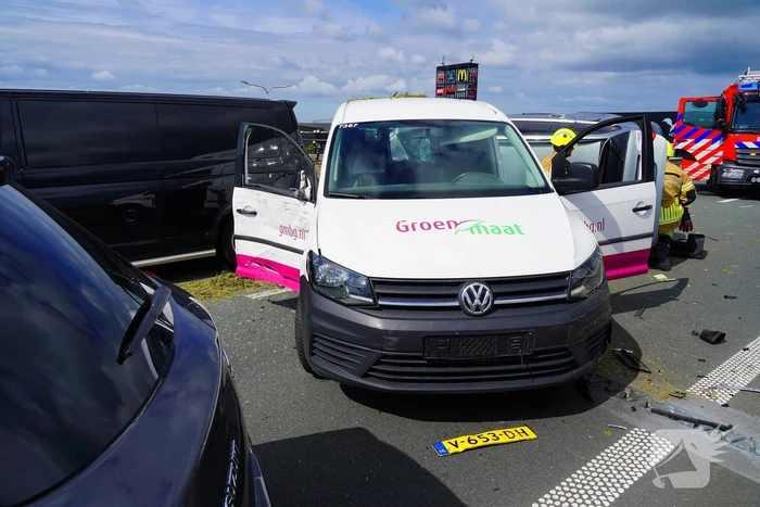 Meerdere auto's in botsing met aanhanger