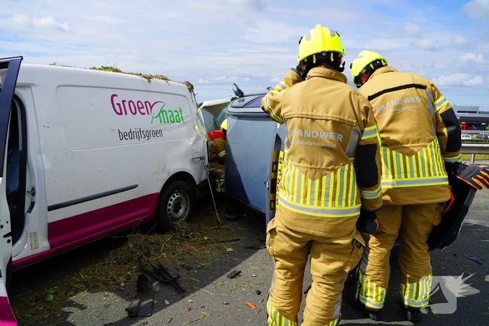 Meerdere auto's in botsing met aanhanger
