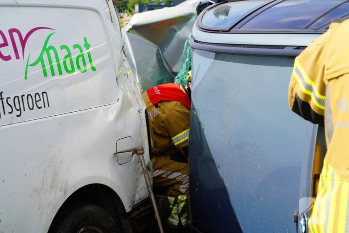 Meerdere auto's in botsing met aanhanger