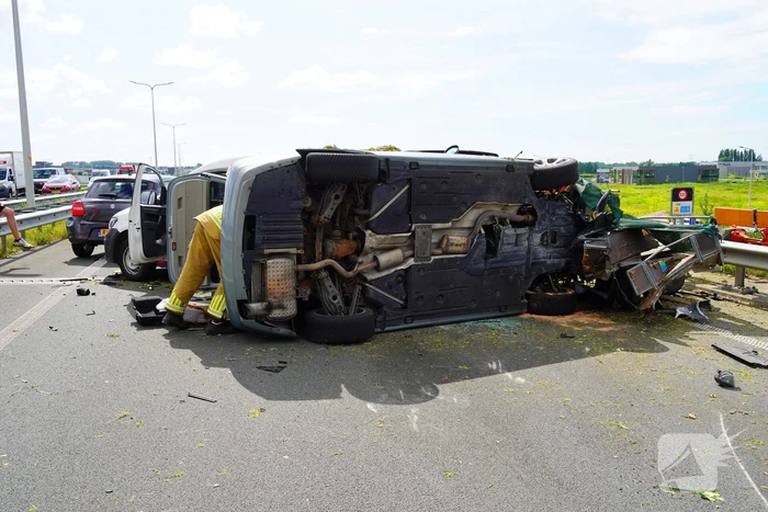 Meerdere auto's in botsing met aanhanger