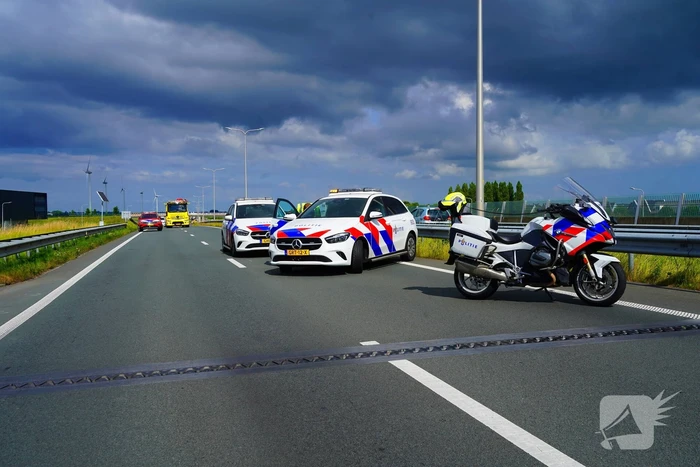 Meerdere auto's in botsing met aanhanger