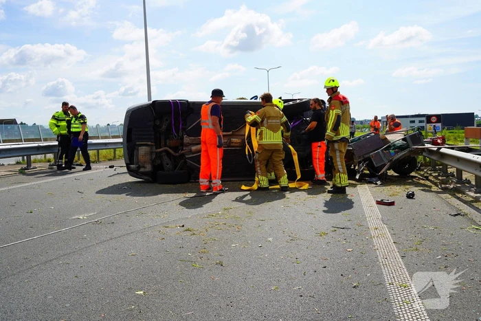 Meerdere auto's in botsing met aanhanger