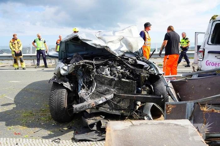 Meerdere auto's in botsing met aanhanger