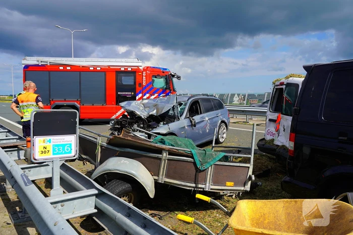 Meerdere auto's in botsing met aanhanger