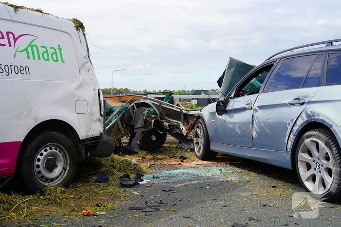 Meerdere auto's in botsing met aanhanger