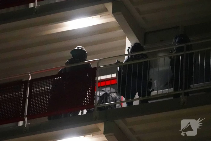DSI valt woning in flat binnen en houdt verdachte aan