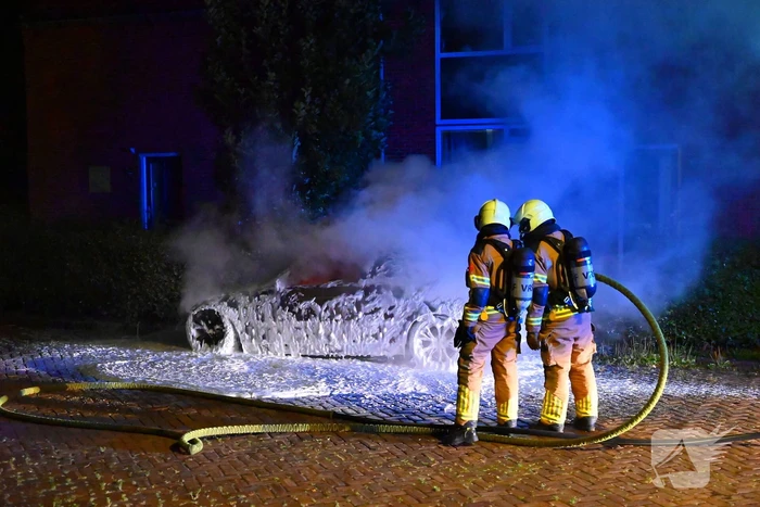 Motorcompartiment brandt volledig uit