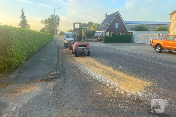 Tractor verliest grind op straat