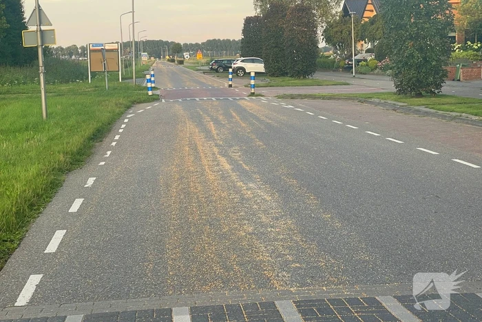 Tractor verliest grind op straat
