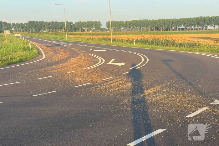 Tractor verliest grind op straat