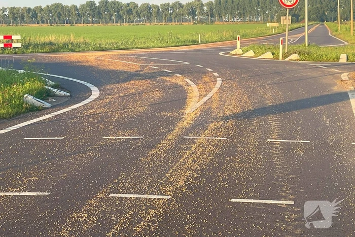 Tractor verliest grind op straat