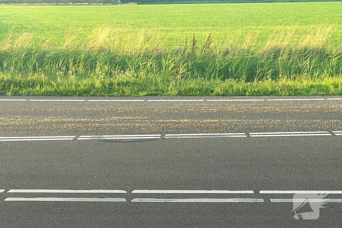 Tractor verliest grind op straat