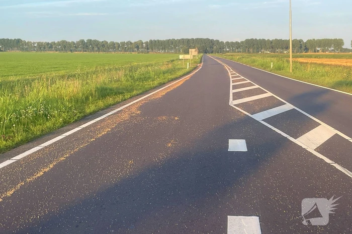 Tractor verliest grind op straat