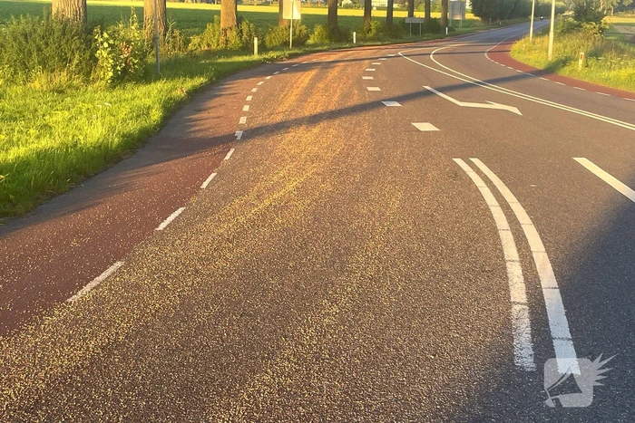 Tractor verliest grind op straat