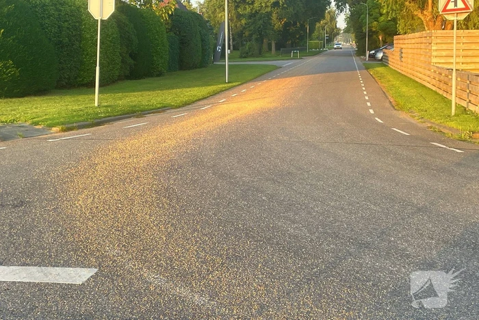 Tractor verliest grind op straat