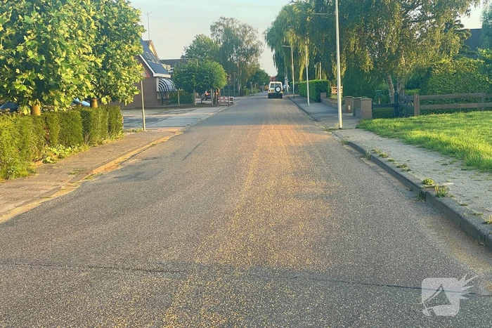 Tractor verliest grind op straat
