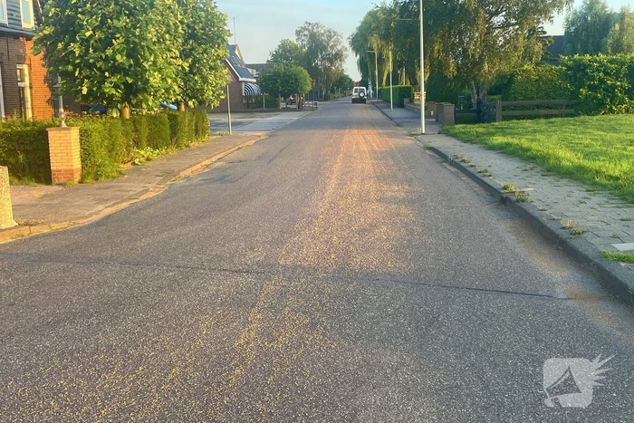 Tractor verliest grind op straat
