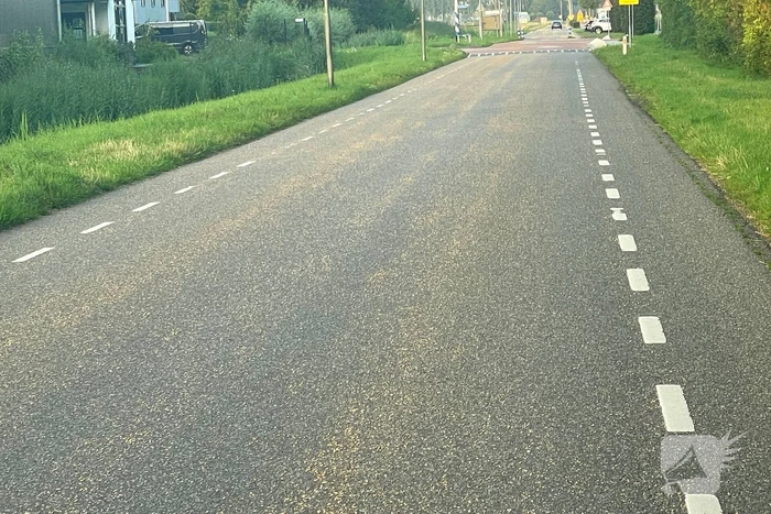 Tractor verliest grind op straat