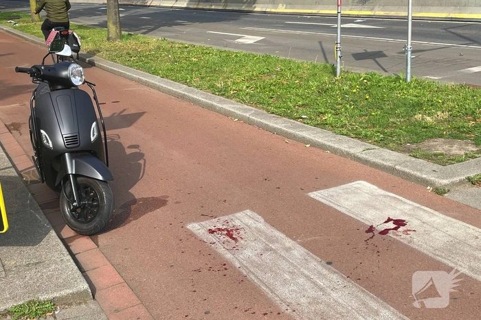 Zwaargewonden na botsing tussen fietser en scooter