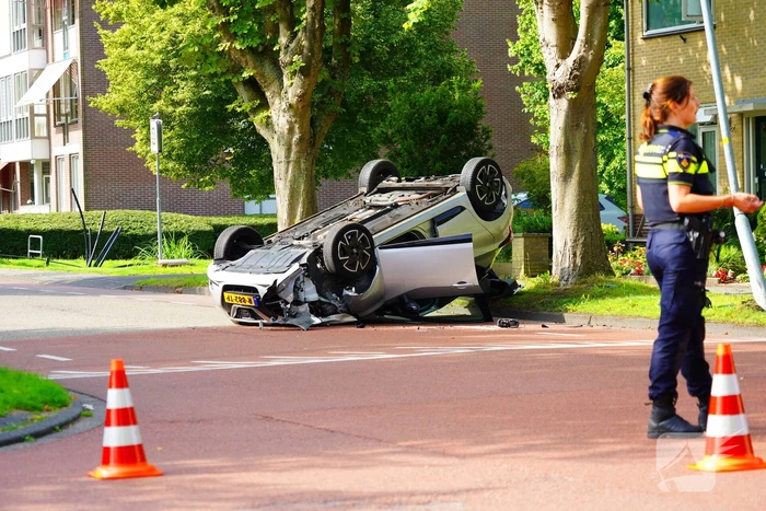 Auto belandt op dak