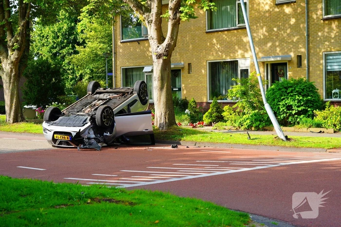 Auto belandt op dak