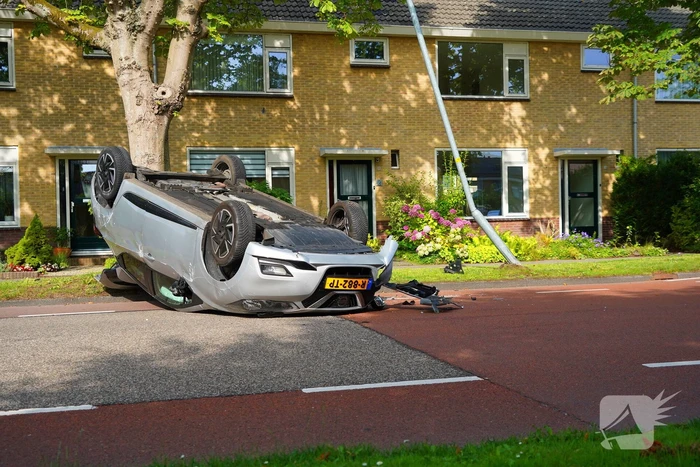 Auto belandt op dak