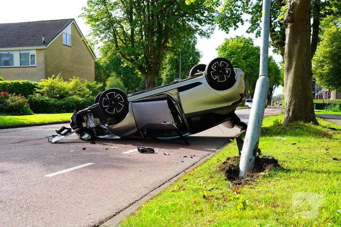 Auto belandt op dak