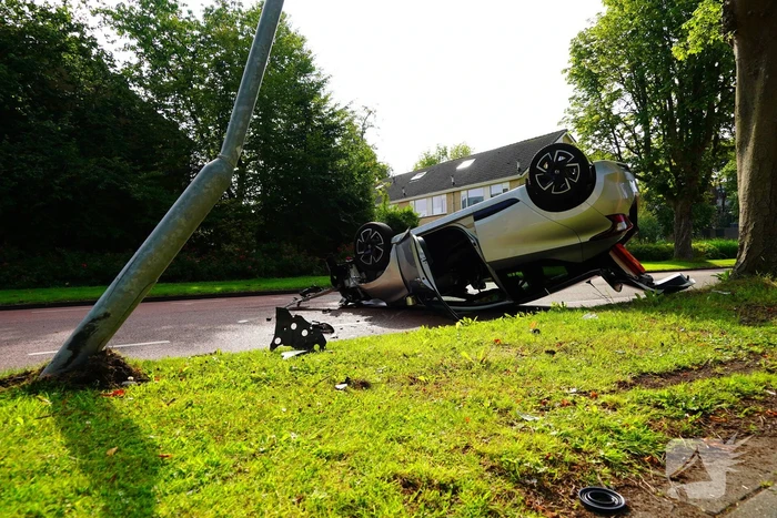 Auto belandt op dak