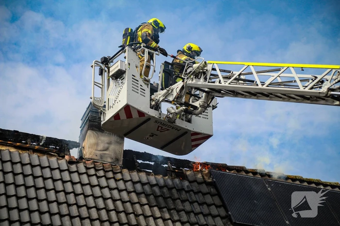 Grote brand op dak van woning