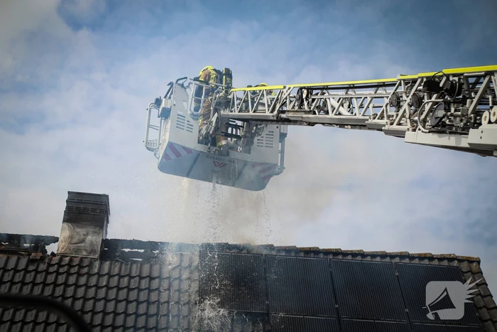 Grote brand op dak van woning