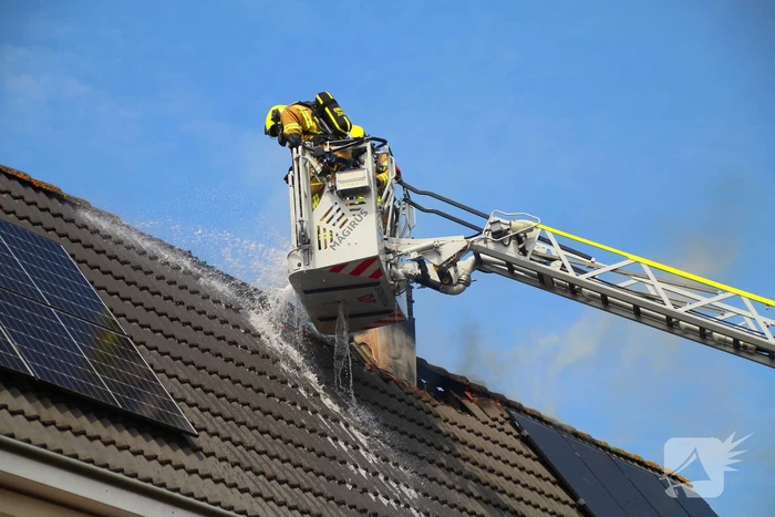 Grote brand op dak van woning